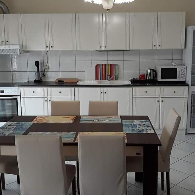 Stathoris Deluxe Apartment Néa Péramos Екстериор снимка
