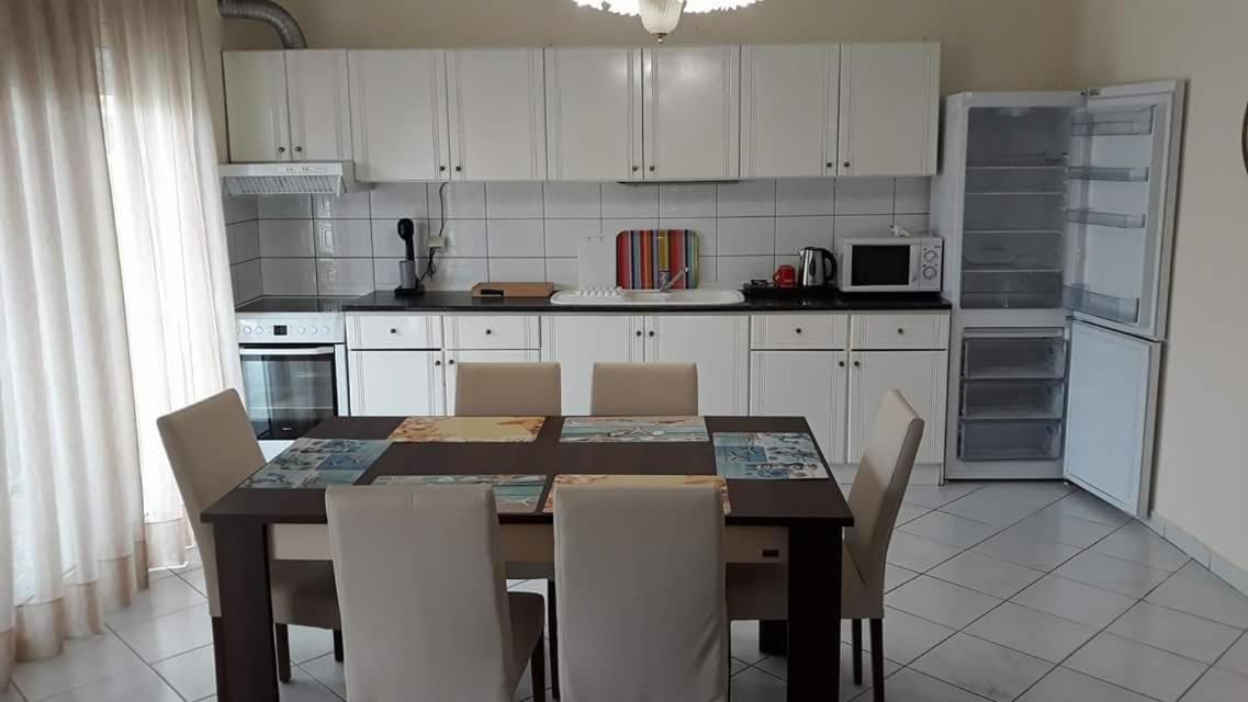Stathoris Deluxe Apartment Néa Péramos Екстериор снимка